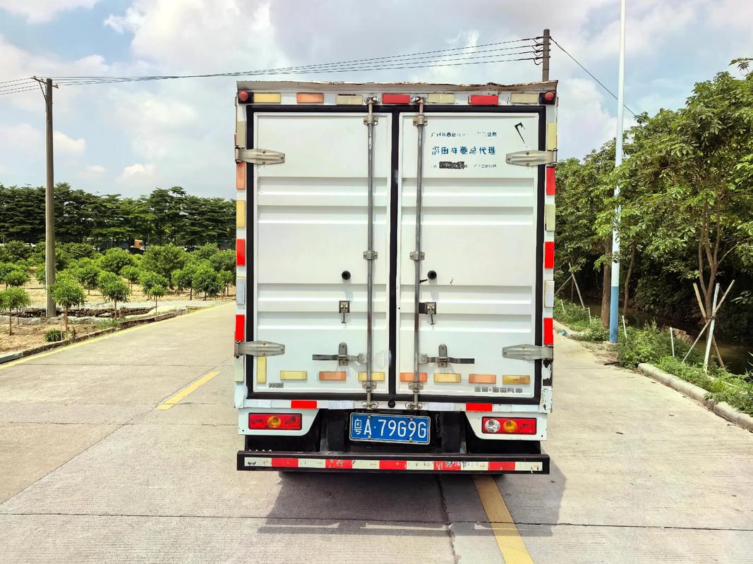 3吨小货车价格及图片(3吨货车图片及报价)